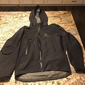 Men’s Arc’teryx black shell jacket.